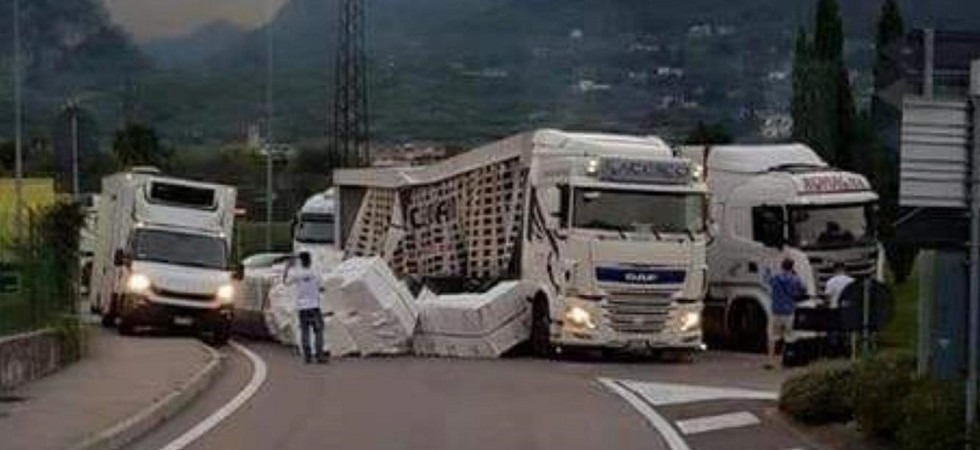 Un tir perde il carico sulla rotatoria, lunghe code